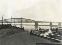 154945 Gezicht op de spoorbrug en de pont over de Lek bij Culemborg.